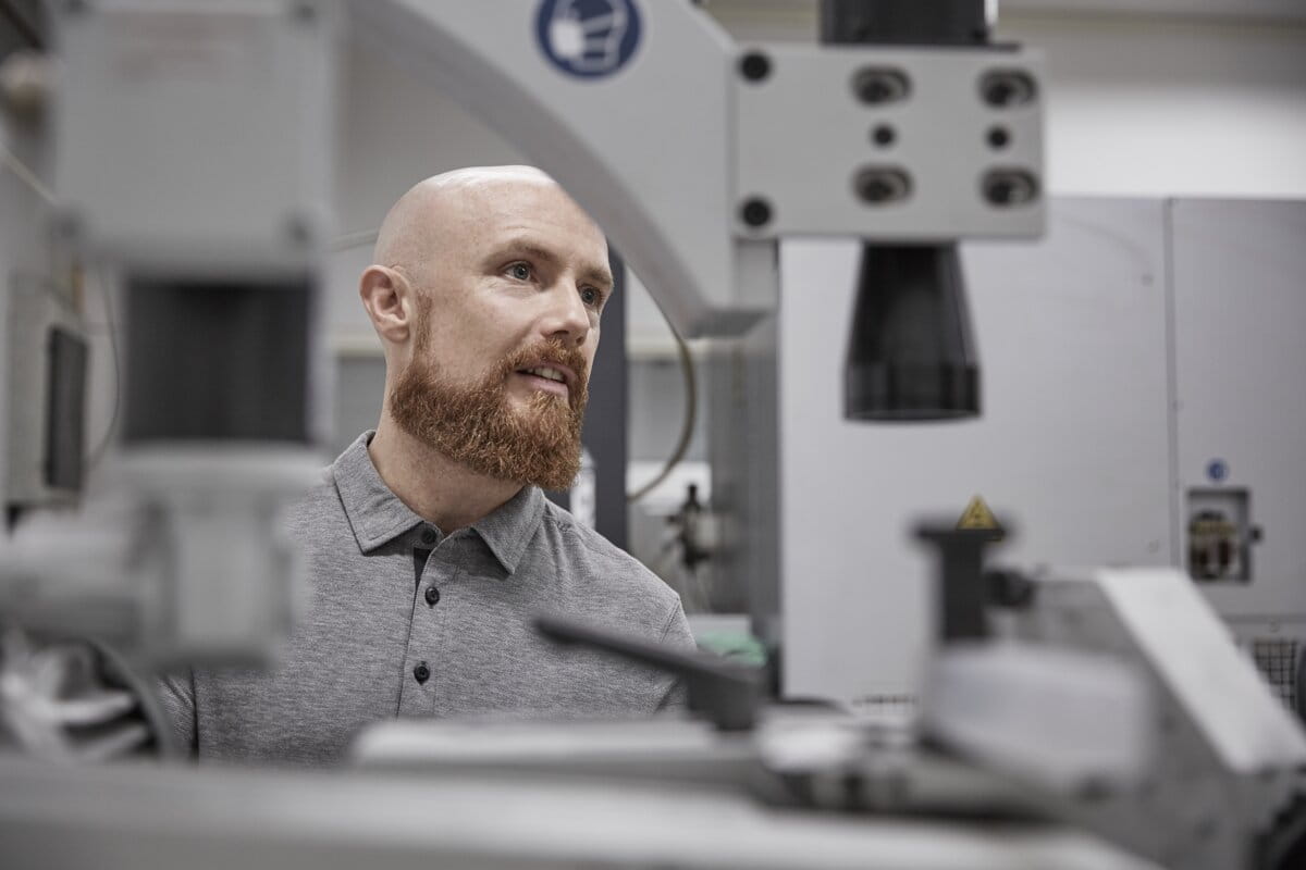 Mies koneen vieressä