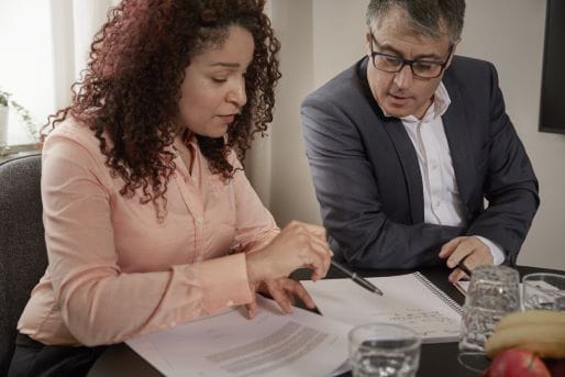 Mies ja nainen katsovat papereita