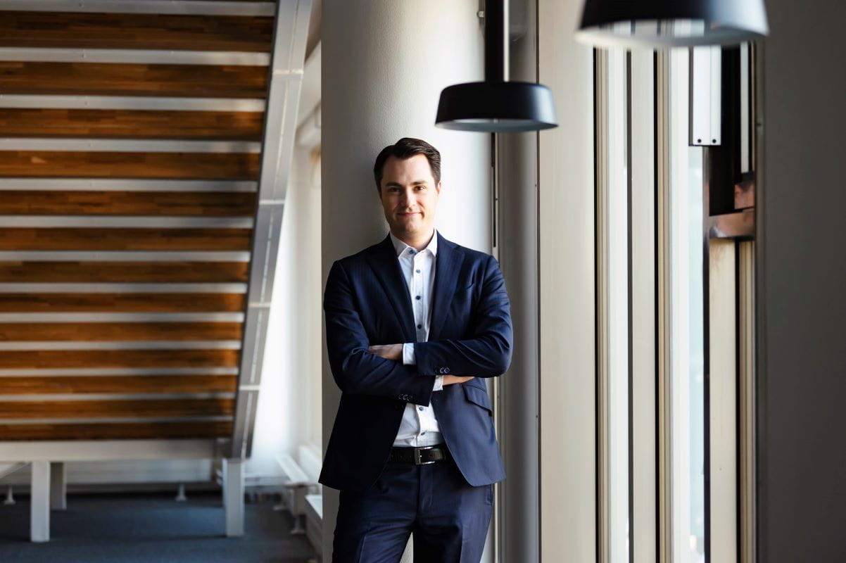 Kuvassa Juhana Brotherus seisoo käytävässä